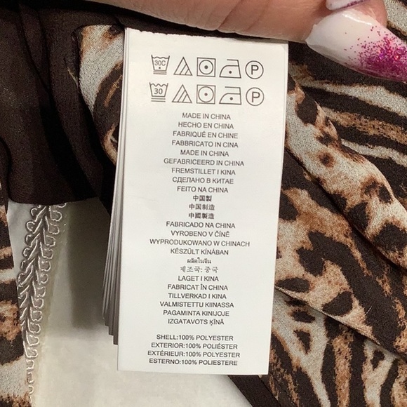 MICHAEL Michael Kors NWT - Sz M - cold shoulder animal print chic Top - Picture 9 of 9